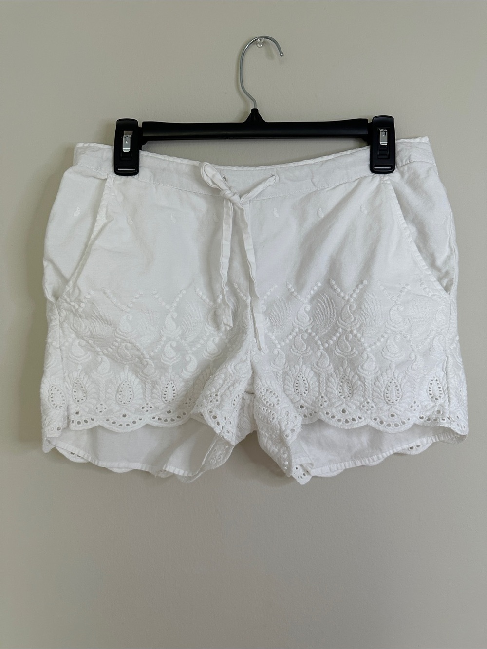 Artisan Ny White Embroidered Eyelet Bermudas